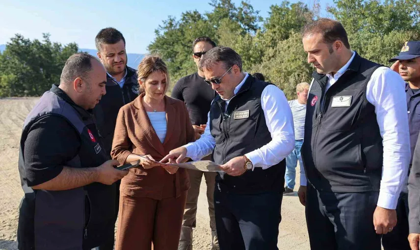 Köy yollarında dayanıklı dönüşüm: Osmaneli Sarıyazı-Benli-Ağlan hattı sıcak asfalta hazırlanıyor
