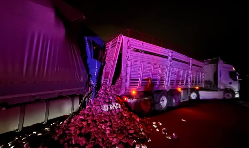 Saztepe'de çarpışan tır ve kamyon yolları aksattı, iki yaralı