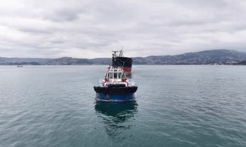 Karadeniz'de vurulan MV Aroyat söküm için boğazdan geçirildi