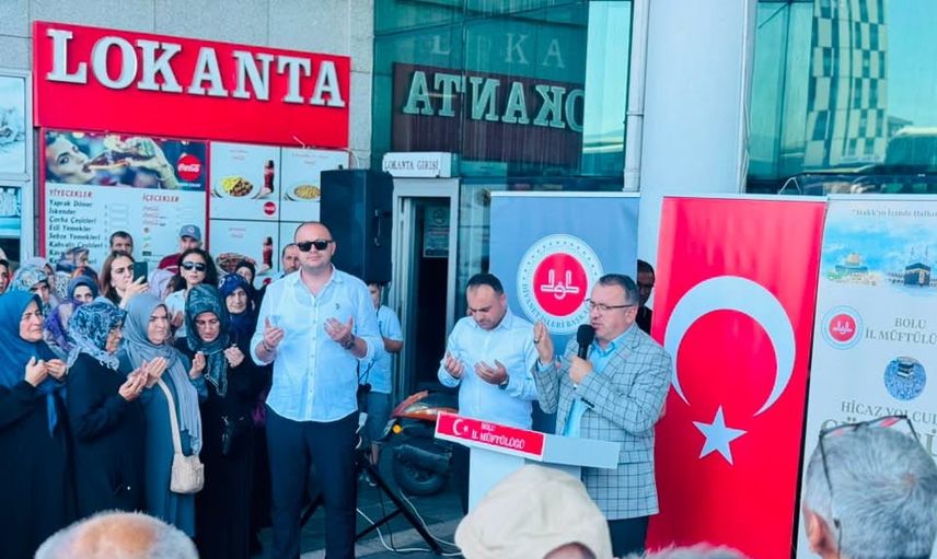 Bolu'dan kutsal yolculuğa çıkan 25 kişilik umre kafilesi dualarla uğurlandı