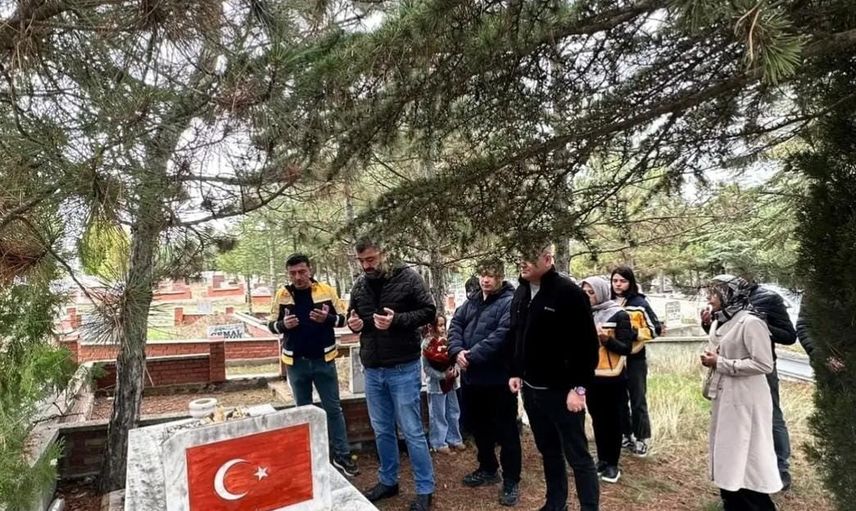 Eskişehir'de görev şehidi ambulans şoförü kabri başında anıldı