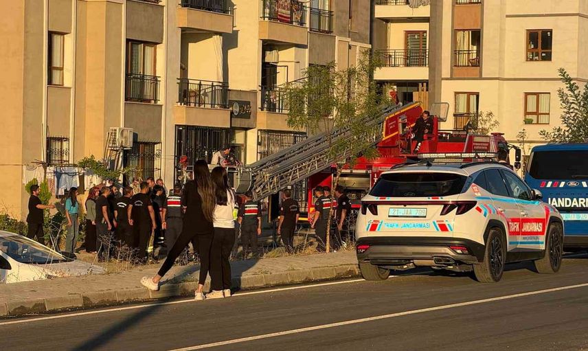 üçüncü kattan tırmanıp balkondaki kadını kurtaran komşu