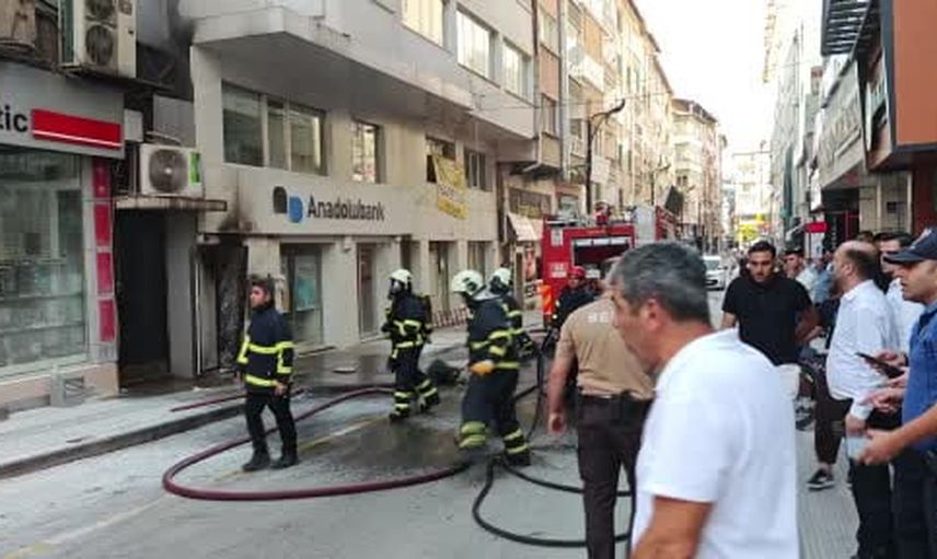 Duman alarmı sokağı harekete geçirdi: Anadolu Bank ATM'de yangın kontrol altına alındı