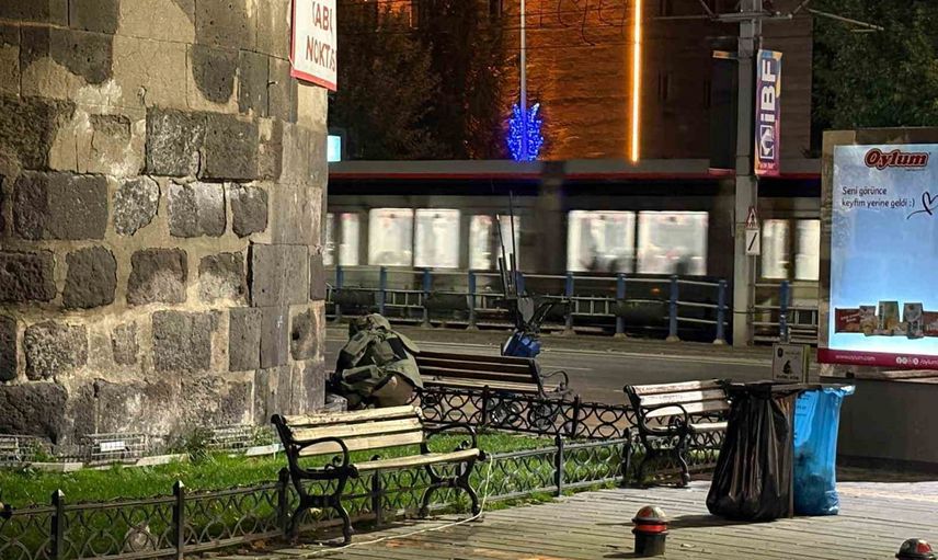 Kayseri Melikgazi'de bank arkası çantası fünye ile patlatıldı, içinden kıyafet çıktı