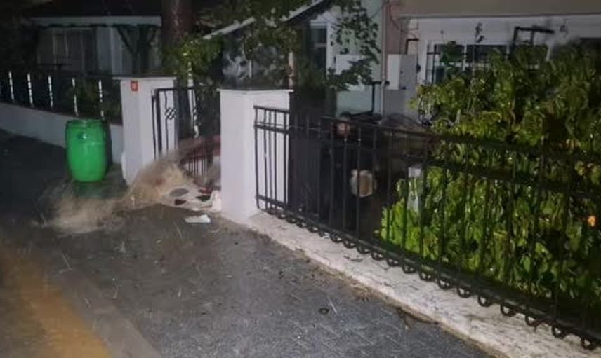 Beykoz’da sağanak sonrası karanlıkta kovalarla su tahliyesi