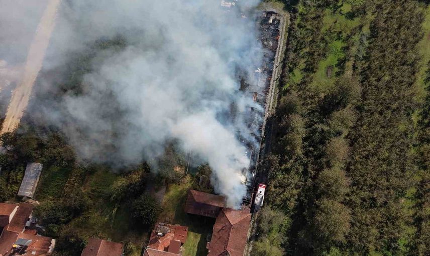 Düzce Muncurlu'da fabrika alevlerle mücadele ediyor