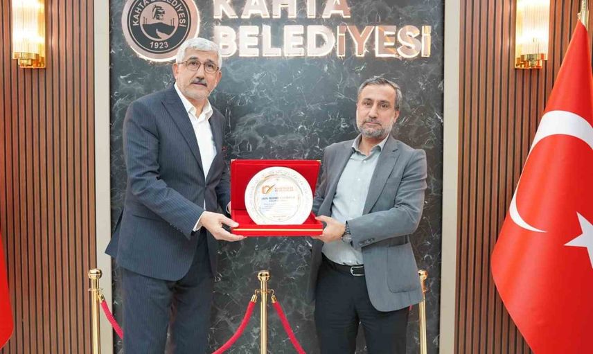 Kahta'da kültürel emek vurgusu: başkan Hallaç'a plaket