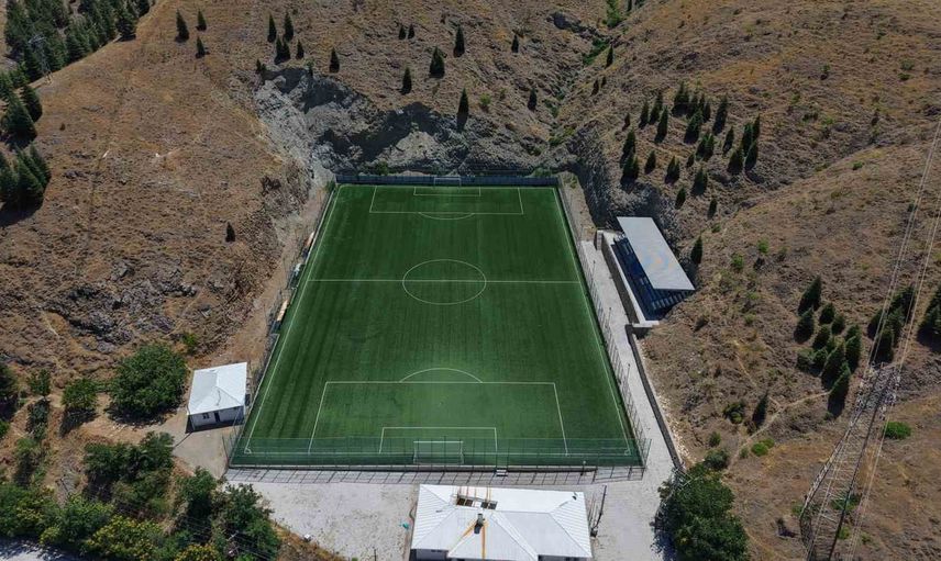 Dağ yamacına konuşlanmış Mehmetçik Stadyumu Keban Barajı manzarasıyla havadan görüldü