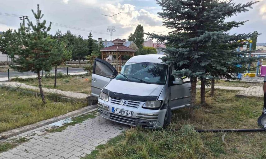 Sarıkamış’ta kontrolden çıkan hafif ticari araç parkta takla attı