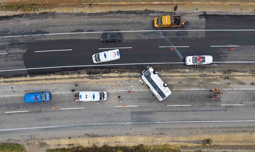 Kırıkkale'de yağışta kayan servis devrildi: 1'i ağır 15 yaralı