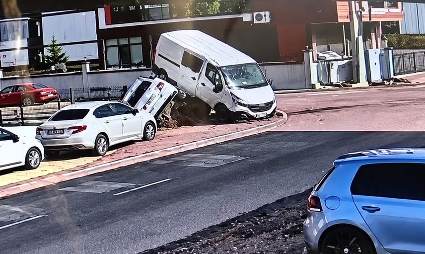 Düzce'de zincirleme çarpışma: minibüs park halindeki otomobilin üzerine çıktı