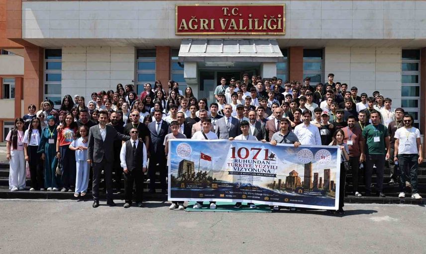 Ağrılı gençler Çanakkale ve Ankara'ya tarih izleri peşinde gönderildi