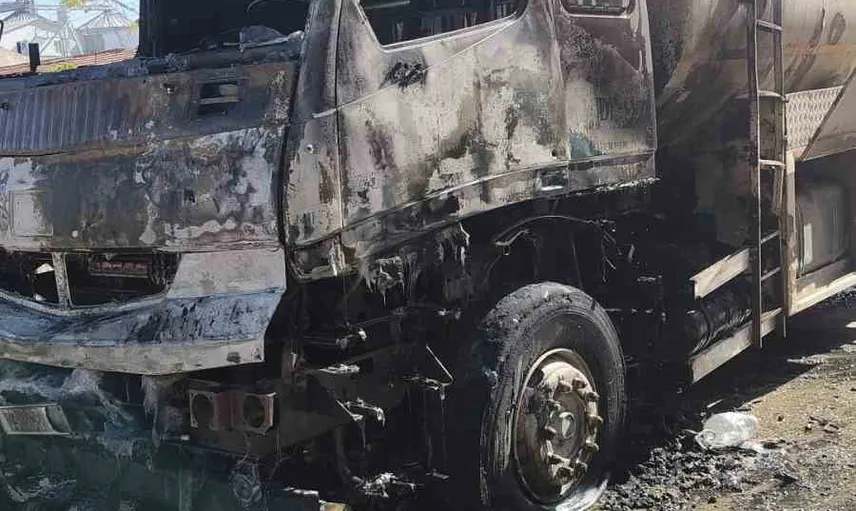 İtfaiyenin hızlı müdahalesi diğer araçların zarar görmesini önledi: boş tanker yandı