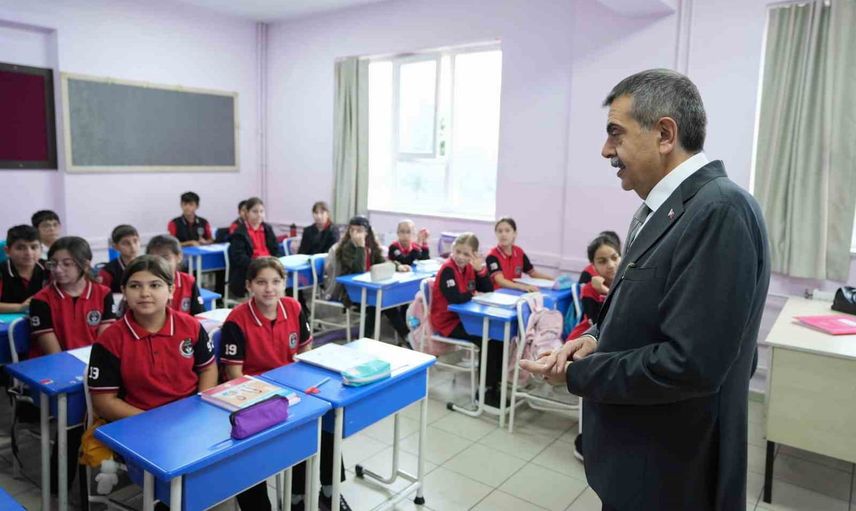 Yalova'da öğrencilere öğüt veren bakan, meslektaşlarına taziyelerini iletti