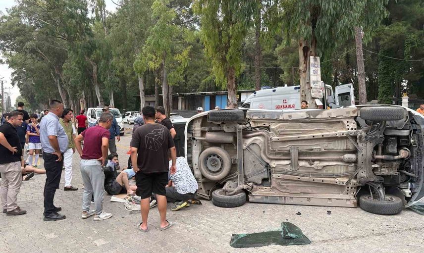 Düziçi kavşağında çarpışma: hafif ticari araç yan yattı, 5 kişi yaralandı