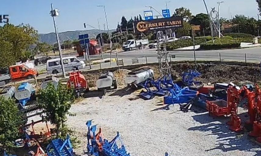 Bayındır'da kamyonetin çarptığı kadın son anda tekerleklerin altından kurtarıldı
