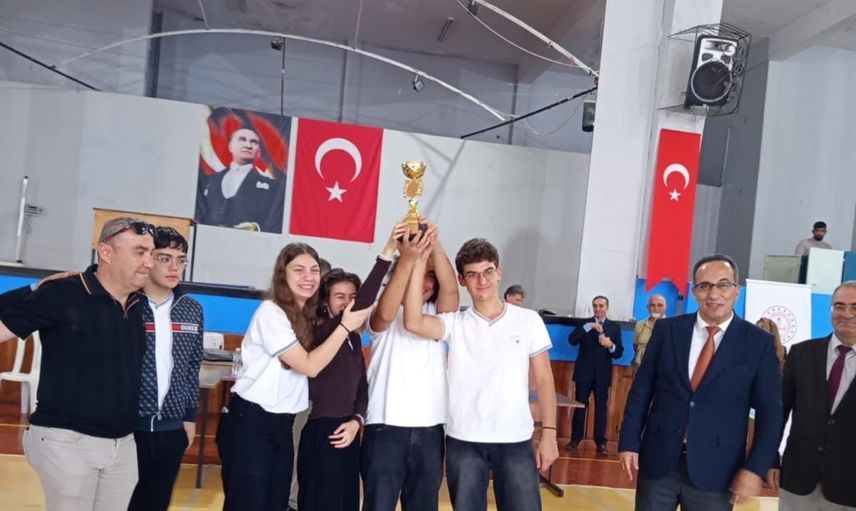 Efeler’de çevre bilinci için yarışan okullara kupaları verildi