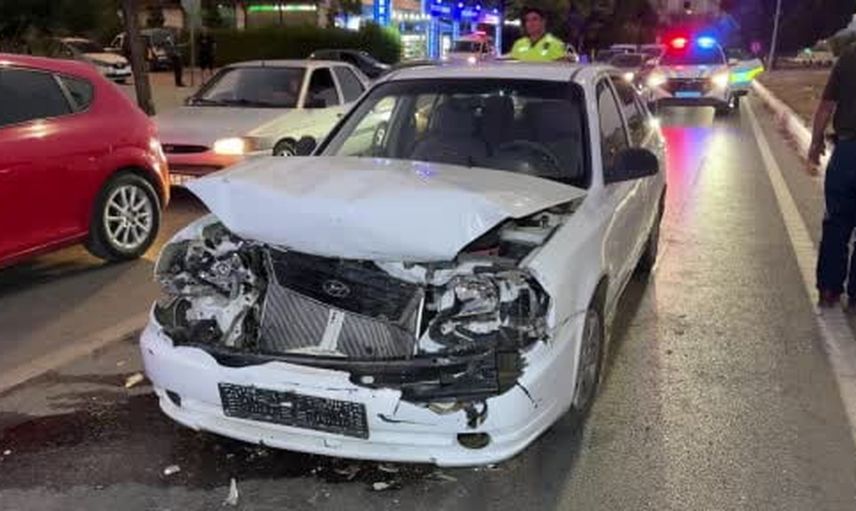 Uşak'ta kırmızı ışıkta duran araca arkadan çarpıldı: biri çocuk üç yaralı
