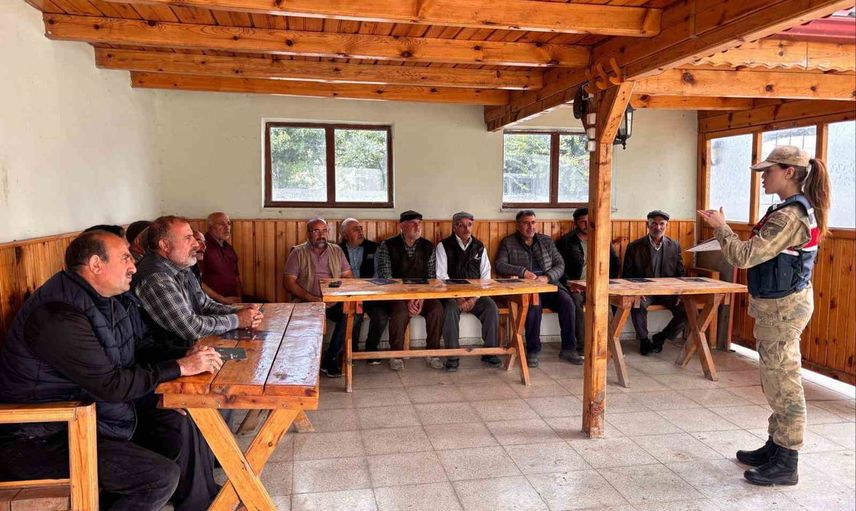 Köy köy farkındalık: Kars jandarması 152 kişiye KADES ve 6284'ü tanıttı