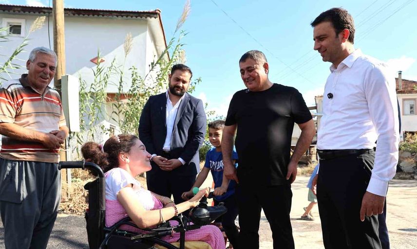 Aksu'da tekerlekli sandalyeyle dedesine giden yol sıcak asfaltla rahatlatıldı