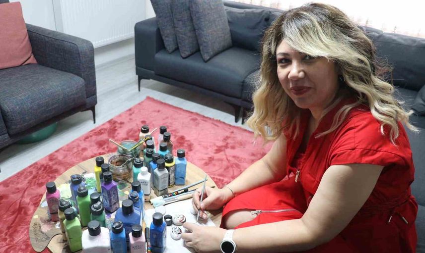 Yoğun mesaisinin arasında taşlara ve tuvallere hayat veren hemşire