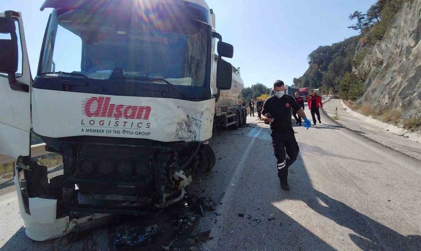 Mudurnu'da tır ile pikap kafa kafaya çarpıştı