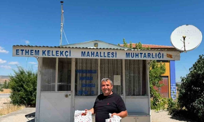Mahallenin muhtarından yeni eğitim yılına kırtasiye desteği