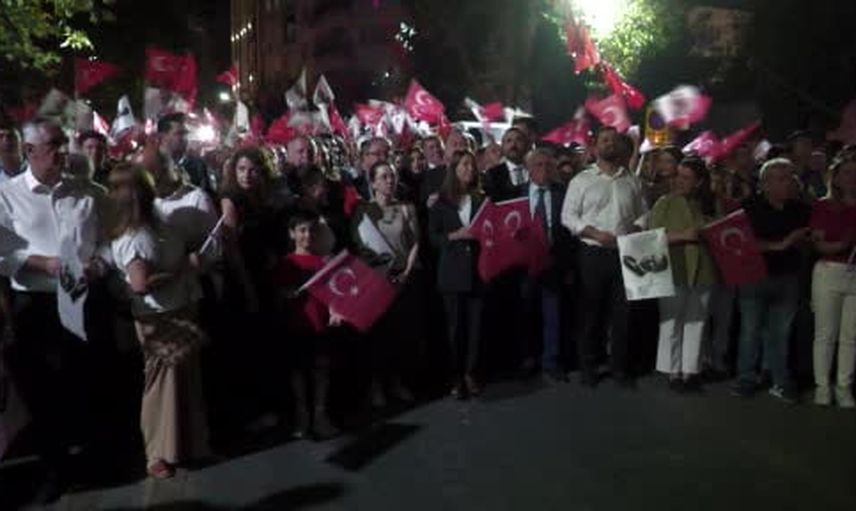 Manisa'da kırmızı-beyaz buluşma: binlerce kişi zafer yürüyüşü ve Hadise konserinde