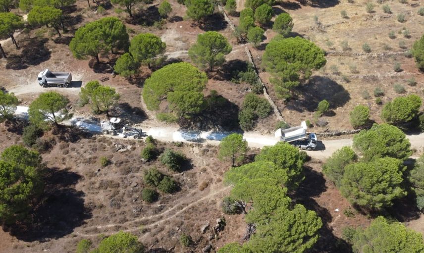 Güre mahallesinde ulaşımı rahatlatan yol tesviye ve mıcır çalışması