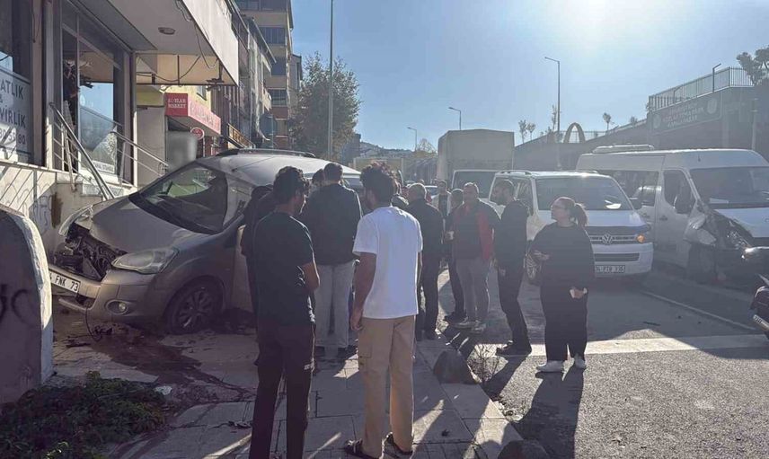 Arnavutköy'de anbean kaydedilen çarpışmada araç kaldırıma çıktı