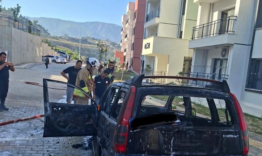 Antakya Kisecik'te park halindeki araç yangında kullanılamaz hale geldi