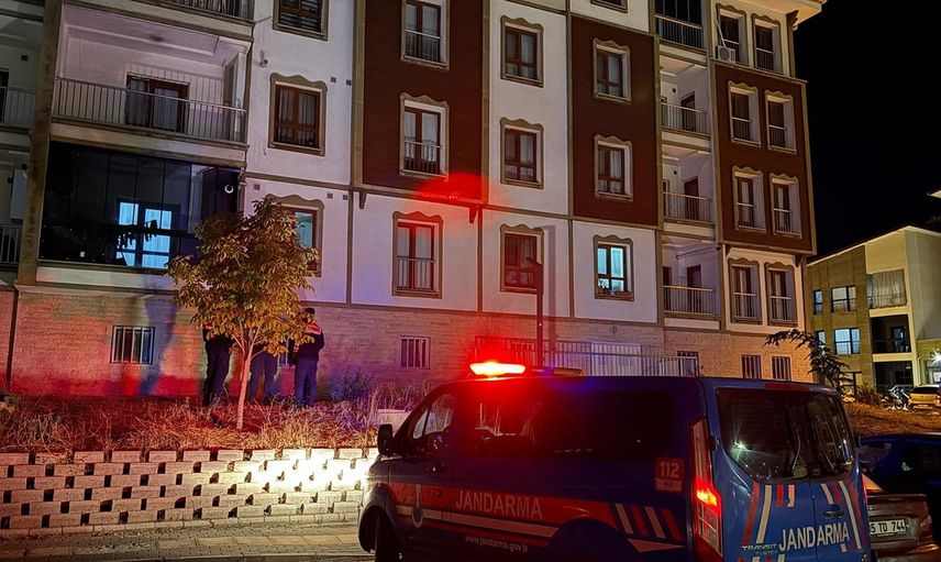 Kula'da balkonda dengesini yitiren 17 yaşındaki kız 3. kattan düştü
