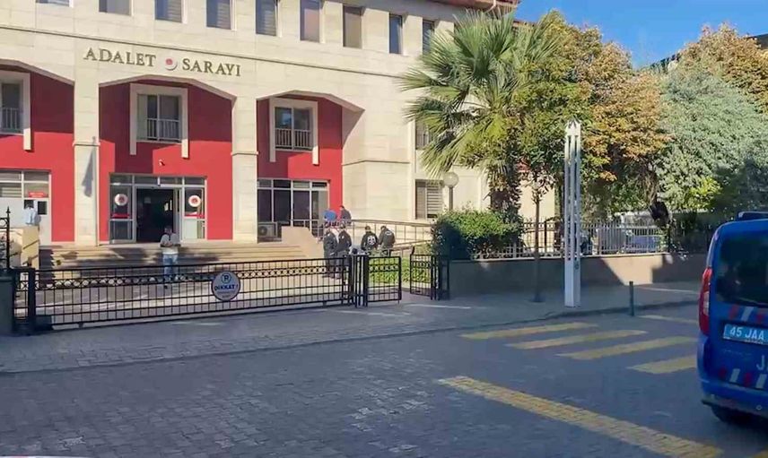 Turgutlu'da okul civarında silahlı saldırı: 11 öğrenci yaralandı, 10 şüpheli adliyeye sevk edildi