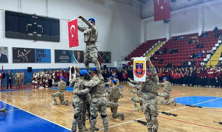 karaman'da 29 ekim coşkusu merkez spor salonu'nda sürdü