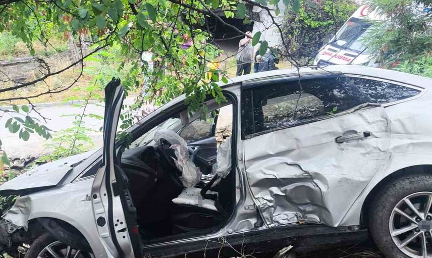 Bilecik'te anıttan aşağı yuvarlanan otomobilde 4 kişi yaralandı