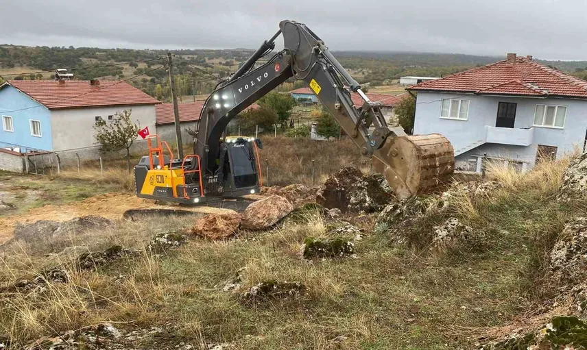 İnönü ekipleri Erenköy'de kayaları kırıp yeni yola kavuştu