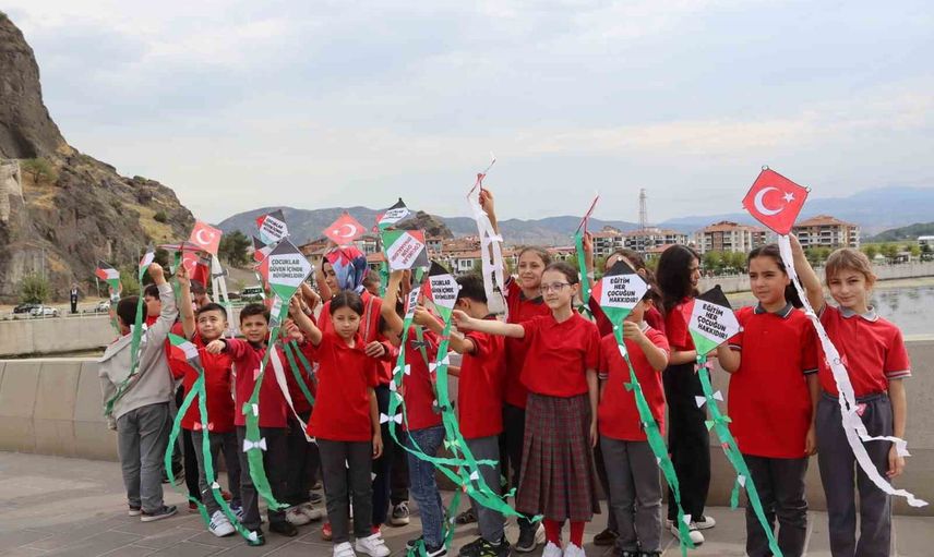 Çorum'da çocuklar için gökyüzüne umut bırakıldı