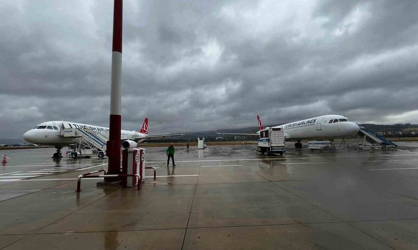 İstanbul'daki olumsuz hava koşulları iki seferin rotasını Çanakkale'ye çevirdi