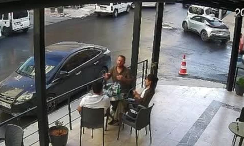 Kafenin girişine dalan araç anı kameraya yansıdı