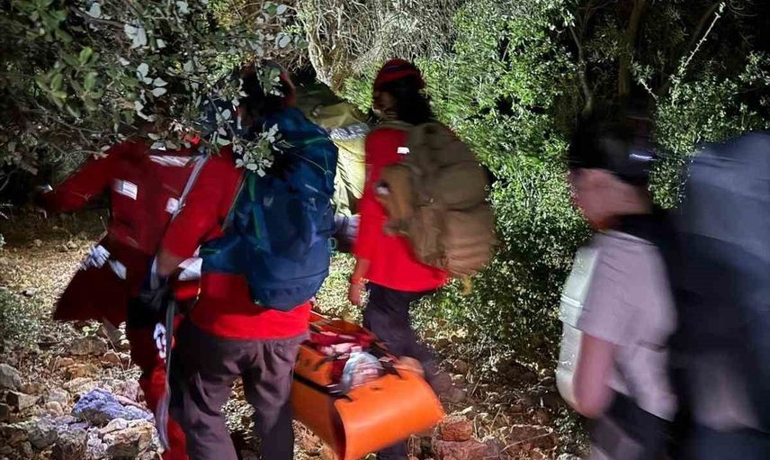 Likya yürüyüşünde yaralanan turist 1 saatlik sedye yolculuğuyla taşındı