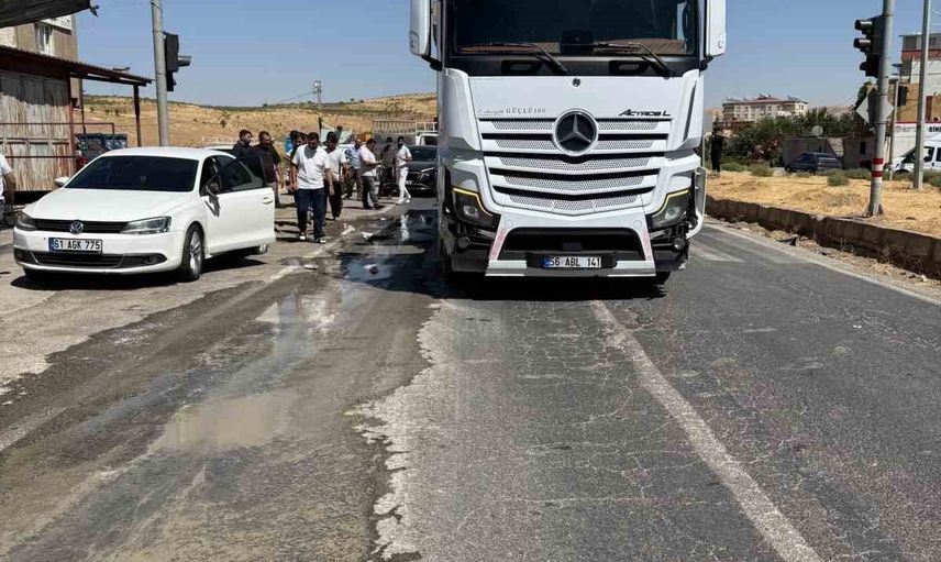 Kurtalan'da kamyon fren yapamayınca iki araçta maddi hasar oluştu
