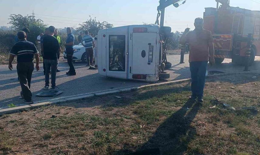 Ceyhan’da dönüş yapan minibüs devrildi; sürücü yaşamını yitirdi, 3 kişi yaralandı
