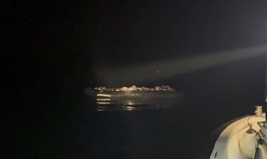 İzmir açıklarında sahil güvenlikten iki dalga operasyon: 55 düzensiz göçmen ve 4 şüpheli yakalandı