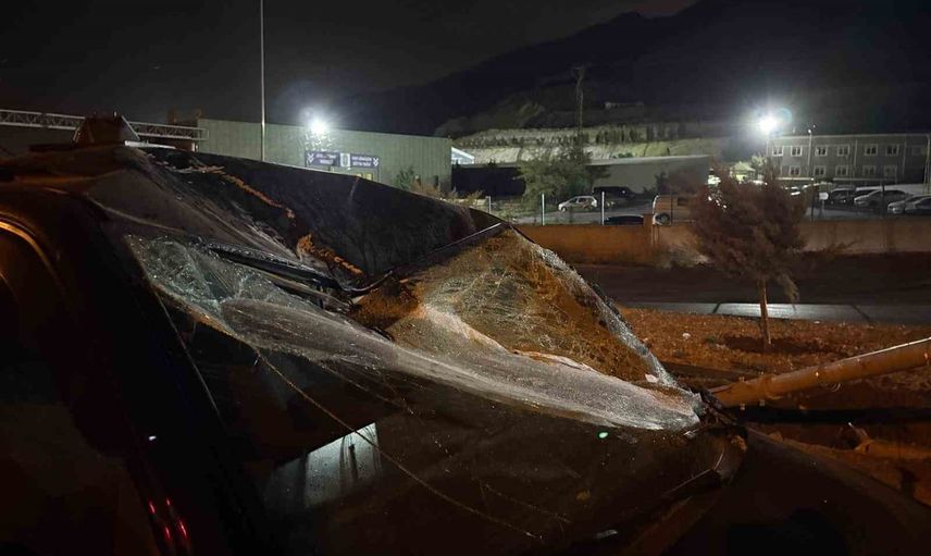 Sinyalizasyon direğini deviren otomobil takla atıp minibüse çarptı, iki kişi yaralandı