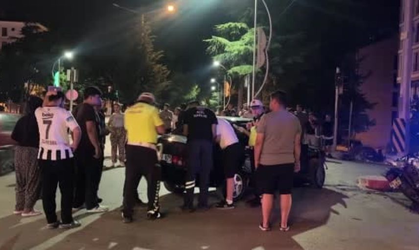Burdur kavşağında otomobil ile motosiklet çarpıştı, sürücü hastaneye kaldırıldı