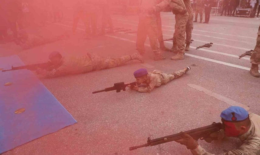 Kamuflajlı küçük asker komando gösterisine eşlik edip alkış topladı