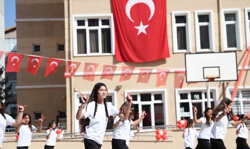 Karabük'te ilköğretim haftası yeni eğitim-öğretim yılına renk kattı