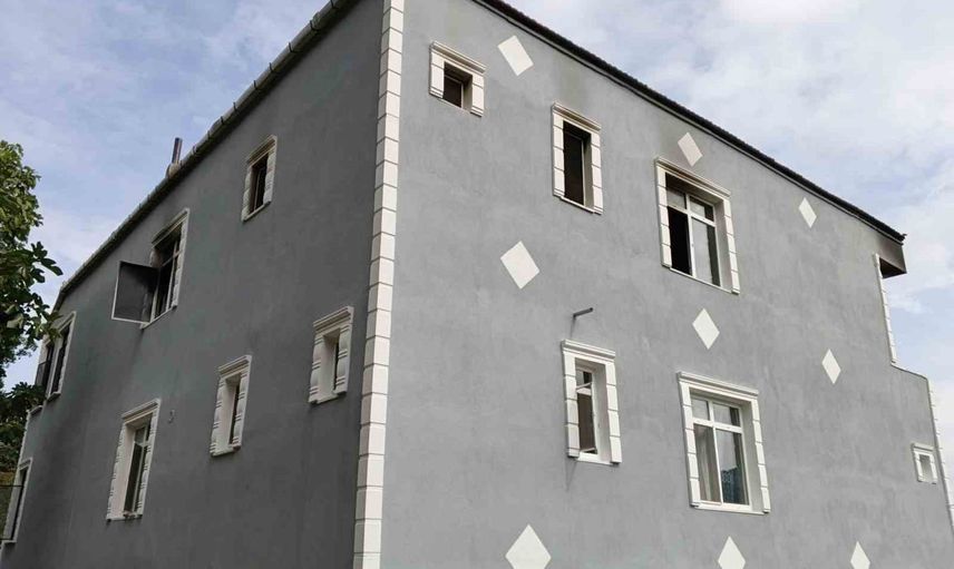 çarşamba'da sabah çıkan ev yangınında aile kurtuldu, evte ağır hasar oluştu