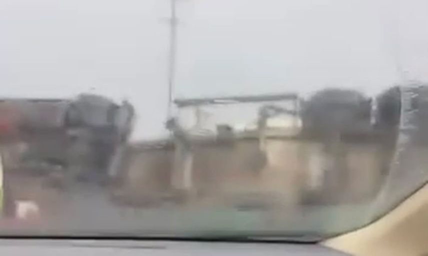 Bağlar'da direksiyon hakimiyetini kaybeden tır devrildi, sürücü hastaneye sevk edildi