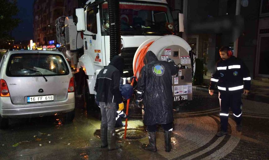 Balıkesir'de sağanakta koordineli seferberlik: büyükşehir ve BASKİ 20 ilçede sahada